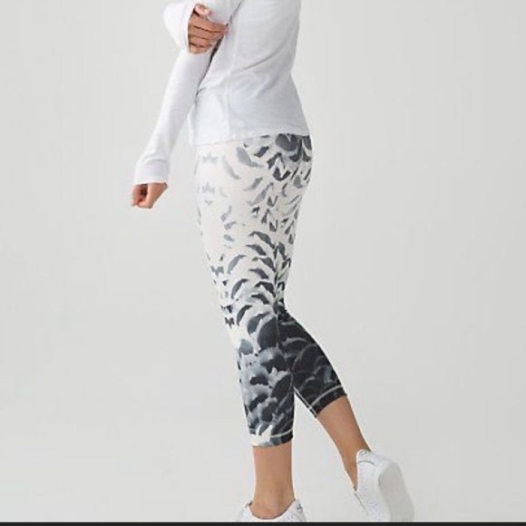 Lululemon 6 Wunder Under Crop Pants Amalia Feathers White, Grey, Black Funky - Picture 4 of 15